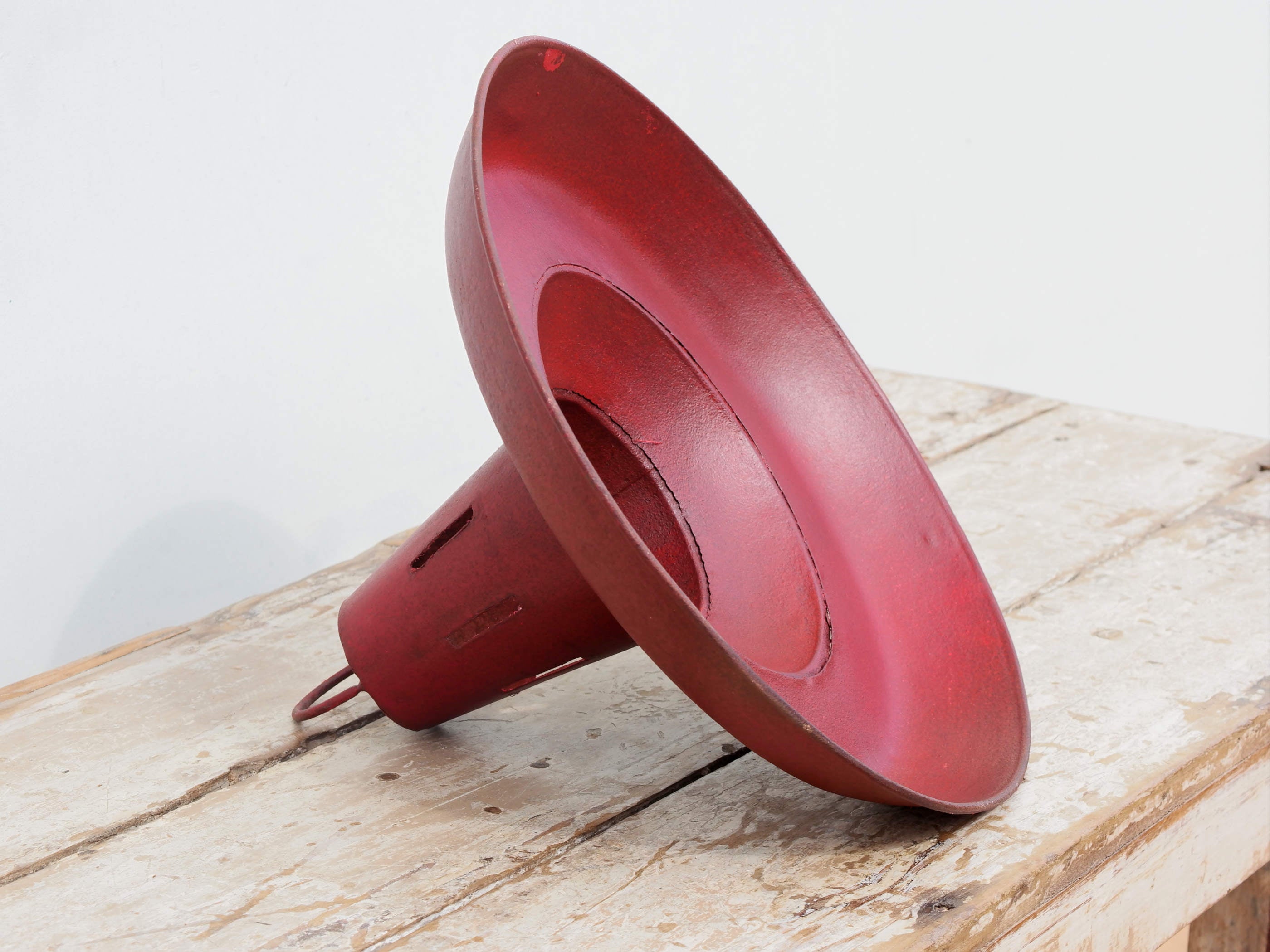 lampada vintage in metallo dipinta, lavorata artigianalmente. Provenienza India. dimensioni diametro 40 h30cm.