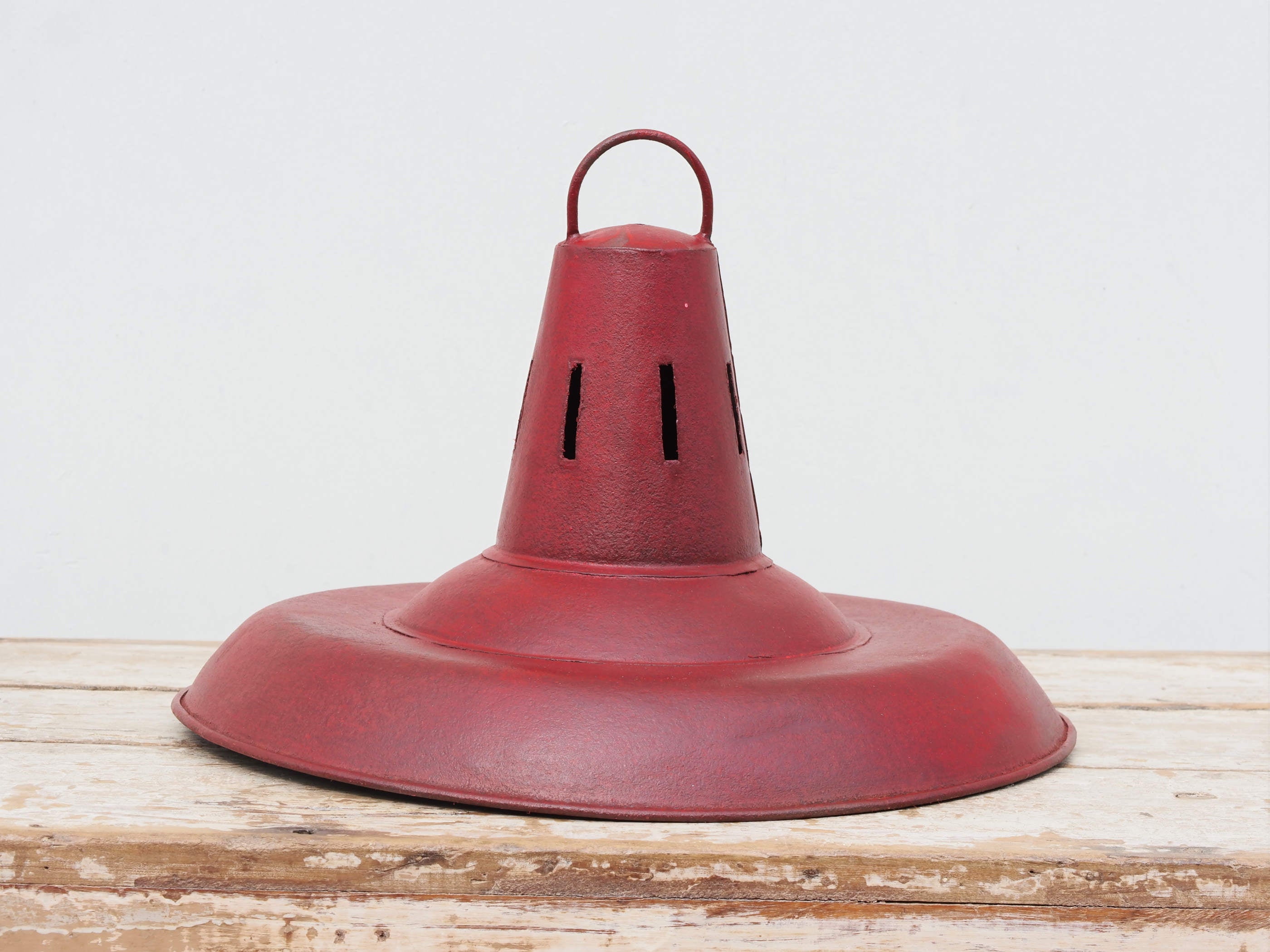 lampada vintage in metallo dipinta, lavorata artigianalmente. Provenienza India. dimensioni diametro 40 h30cm.