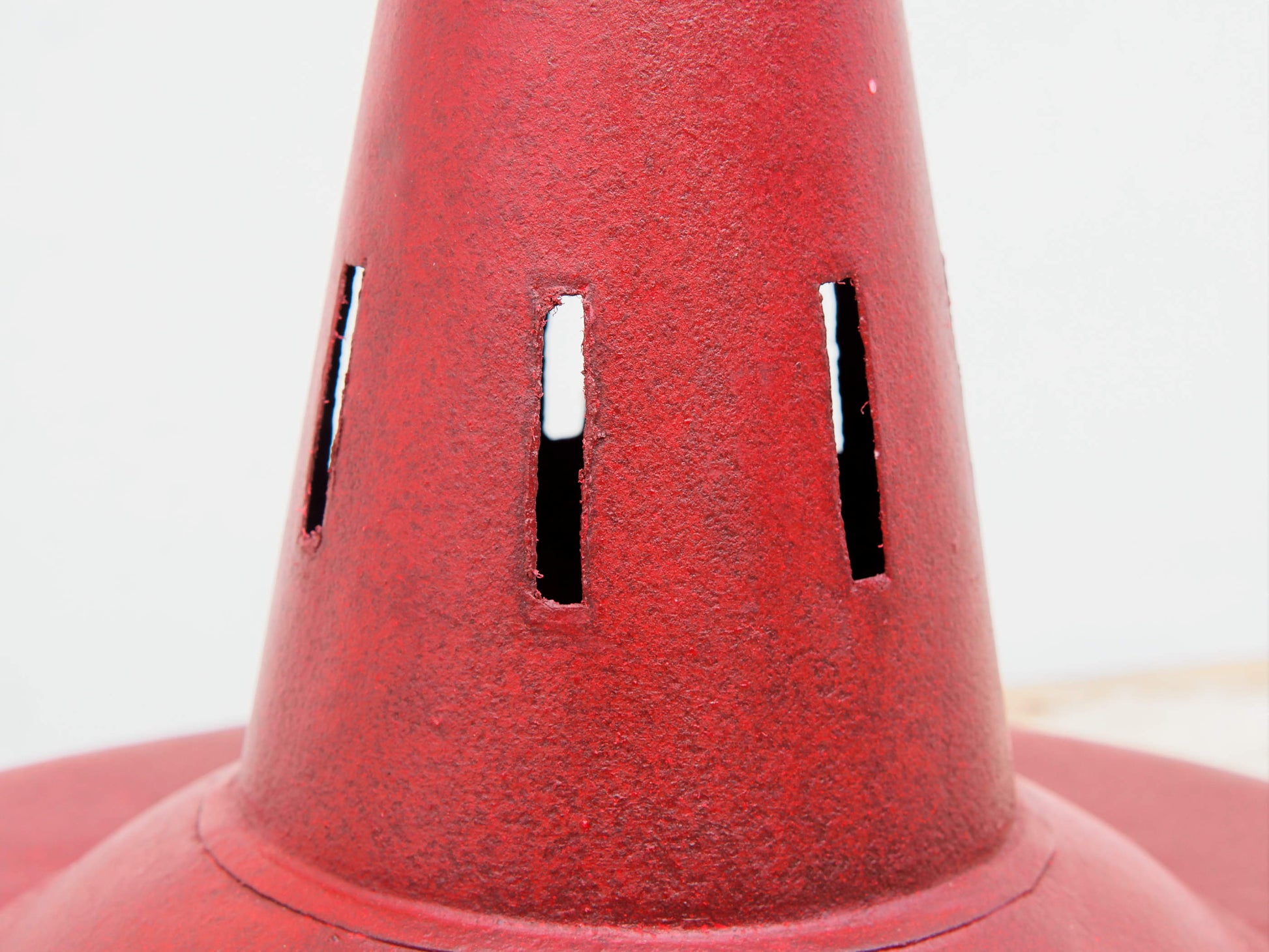 lampada vintage in metallo dipinta, lavorata artigianalmente. Provenienza India. dimensioni diametro 40 h30cm.