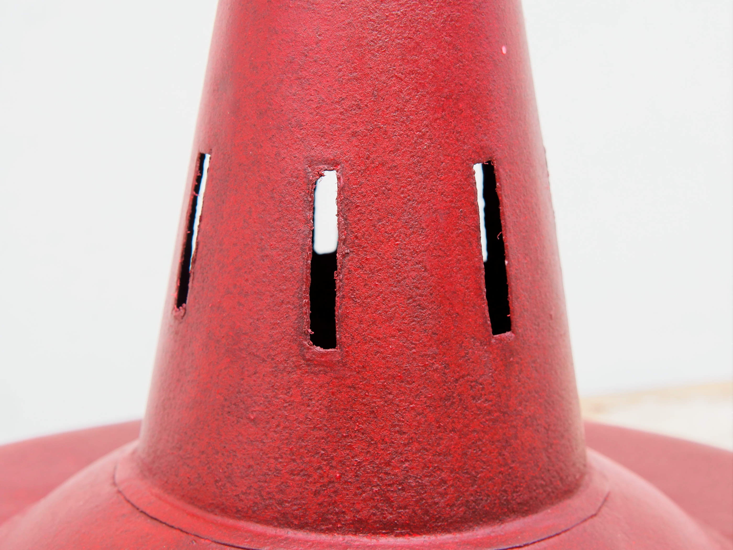 lampada vintage in metallo dipinta, lavorata artigianalmente. Provenienza India. dimensioni diametro 40 h30cm.