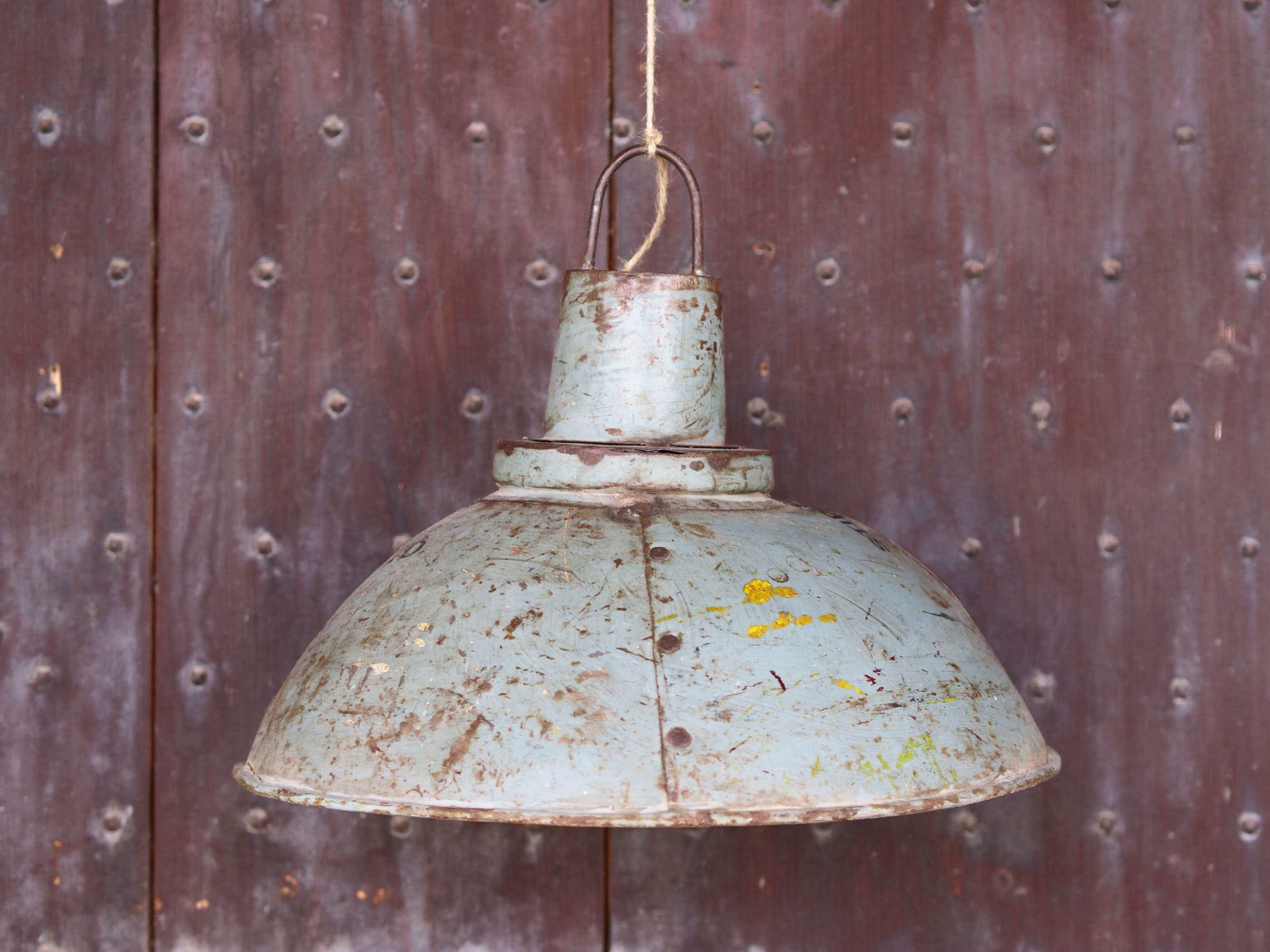 lampada vintage in metallo, lavorata artigianalmente. Provenienza India. lampade in stile industriale . anni 50/60 . pezzi unici . finitura "fermata" con lucido , fissativo per metallo dimensioni diametro 30 h24cm.