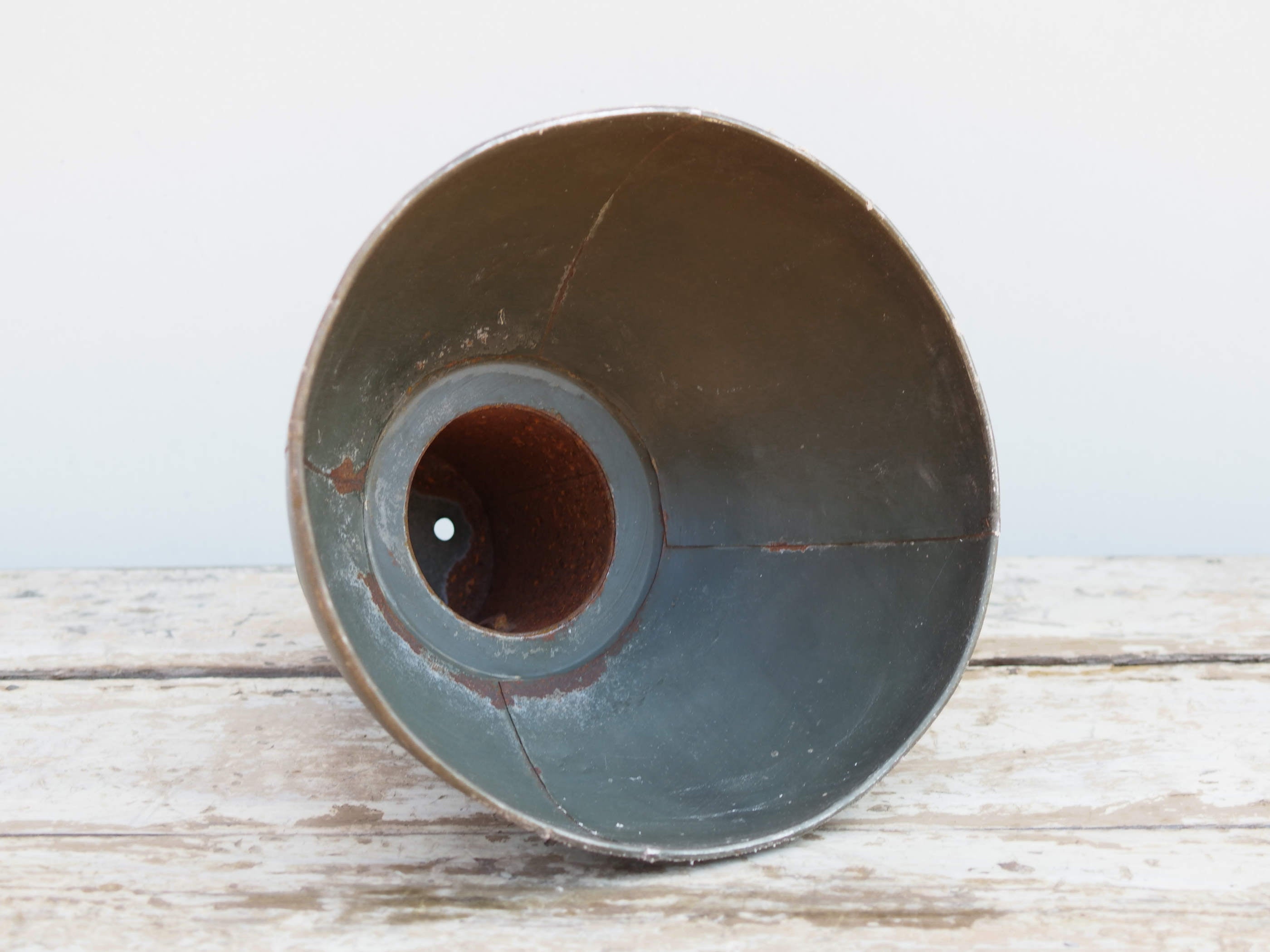 lampada vintage in metallo, lavorata artigianalmente. Provenienza India. lampade in stile industriale . anni 50/60 . pezzi unici . finitura "fermata" con lucido , fissativo per metallo dimensioni diametro 30 h26cm.