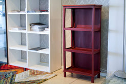 Vista della libreria per apprezzare le proporzioni di 57x33 cm e l'altezza di 125 cm.