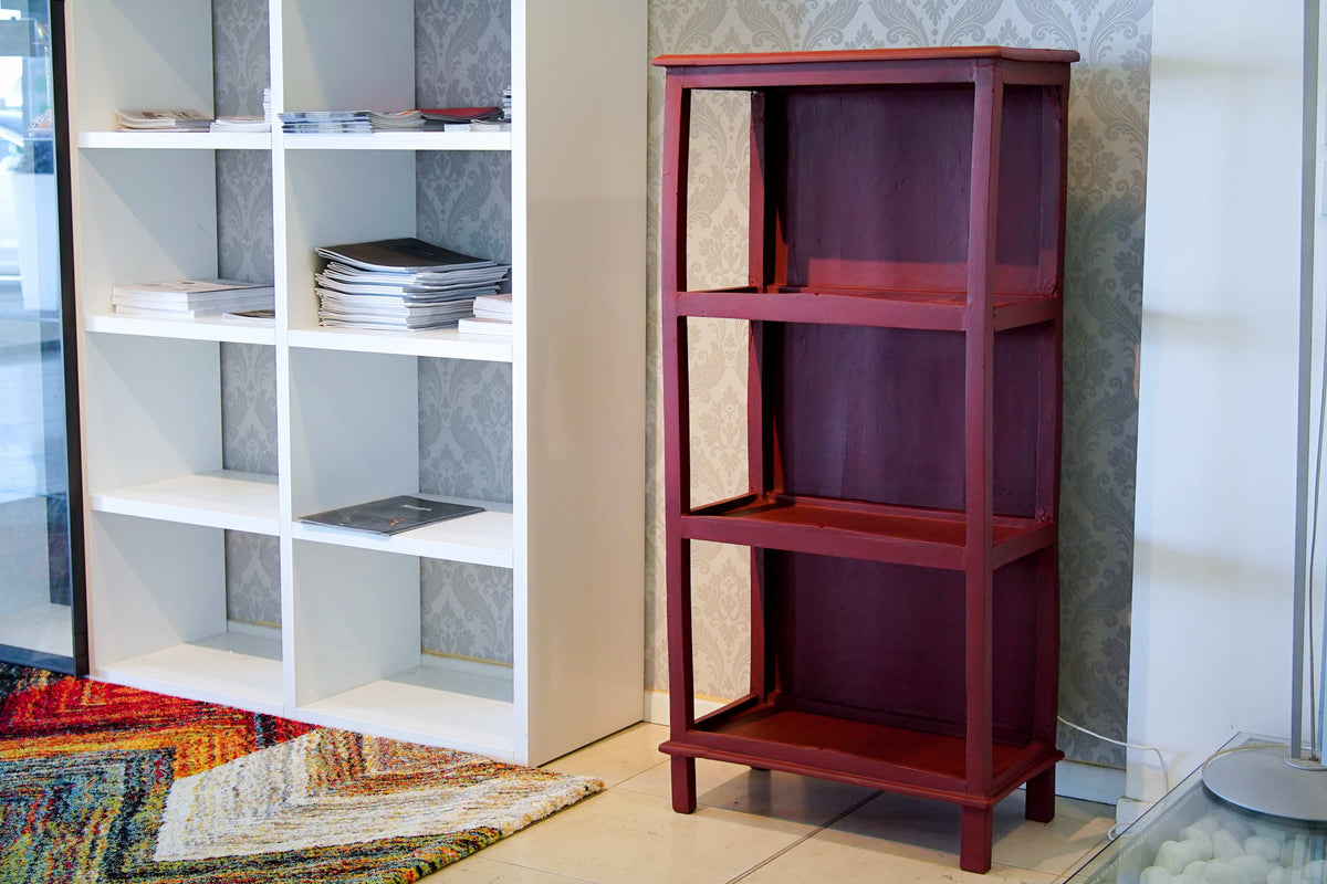 Vista della libreria per apprezzare le proporzioni di 57x33 cm e l'altezza di 125 cm.