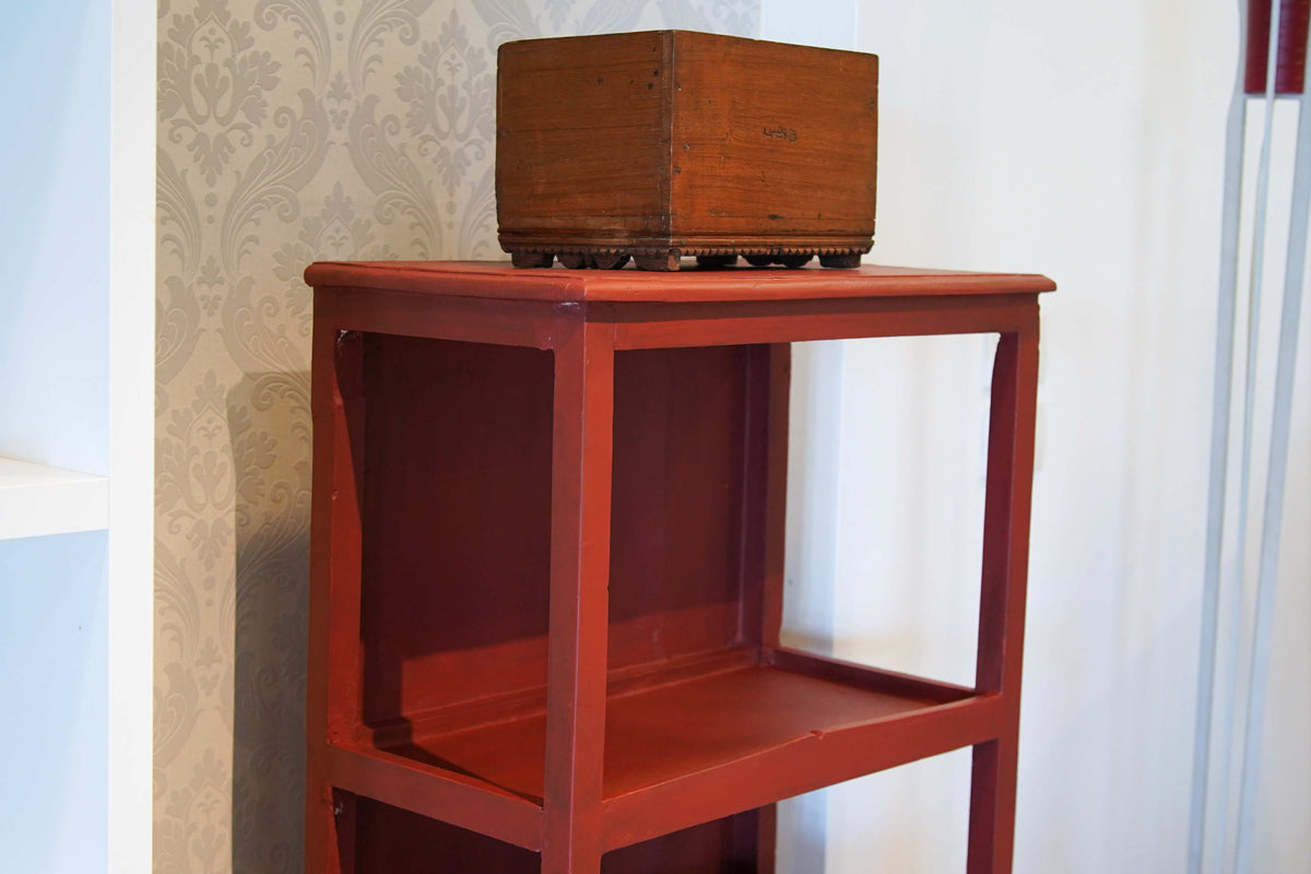 Particolare della libreria utilizzata come espositore decorativo per libri e oggetti.