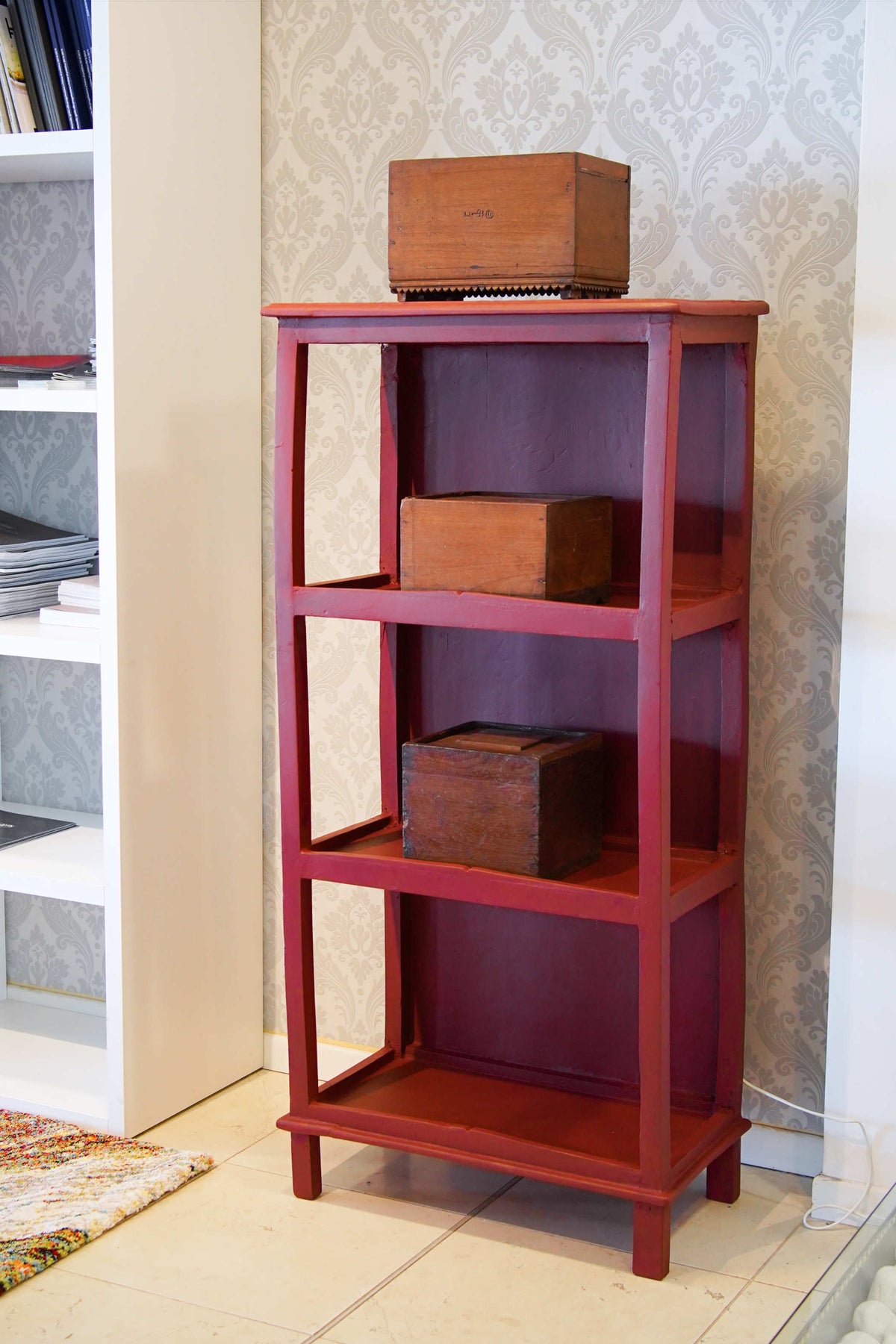 Particolare della libreria utilizzata come espositore decorativo per libri e oggetti.