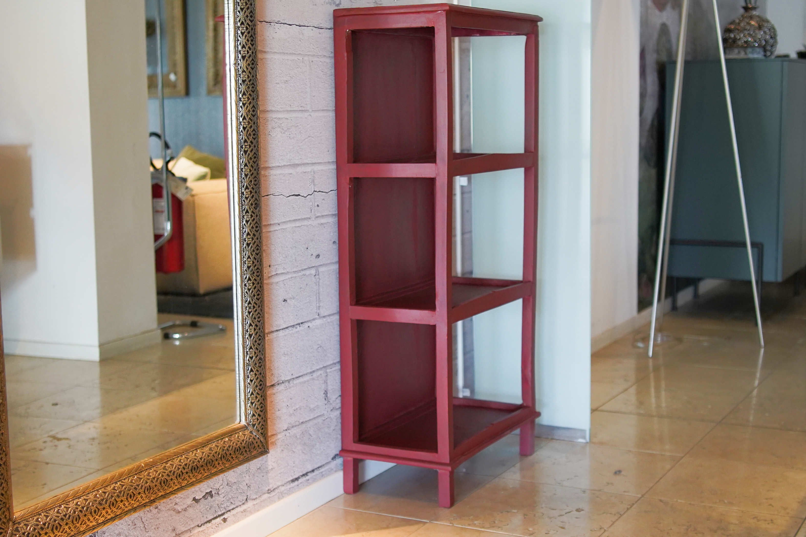 Vista della libreria per apprezzare le proporzioni di 57x33 cm e l'altezza di 125 cm.