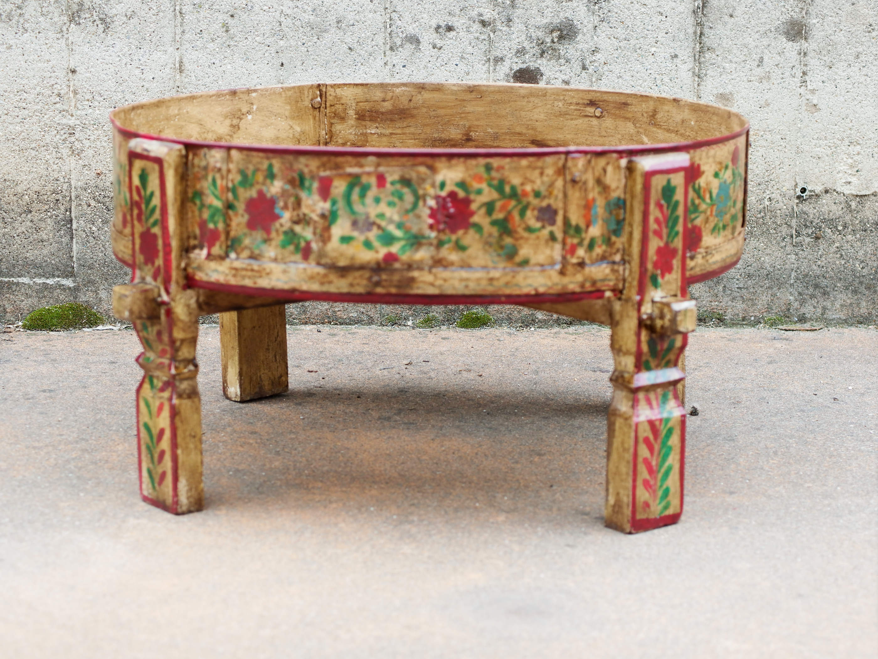 macina, mortaio indiano in metallo dipinto con motivi floreali, impiegate in origine come macine per cereali ed essicatoio. oggetto che può essere usato come sgabello, complemento d'arredo, comodino, tavolino da salotto, centro tavola, svuota tasche.. lavorato artigianalmente. dimensioni diametro 60 h34cm