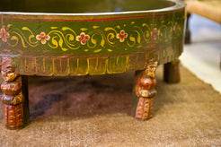 Dettaglio ravvicinato della struttura circolare e del bordo intagliato e dipinto