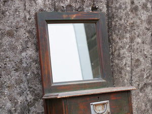 Mirror barber India, vecchio specchio da barbiere in legno di teak con un piccolo vano. Databile primi 900. Dimensioni 32x18 h70cm