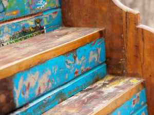 Mobile dispensa da appendere o da appoggio. In legno di teak 3 ripiani dipinto su base di gesso azzurra.  Dimensioni 84x30xh45cm.