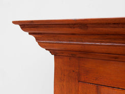 Dettaglio ravvicinato del legno del mobile coloniale indiano dei primi del '900.