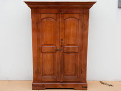 Vista d'insieme dell'armadio credenza coloniale indiano antico in teak massello.