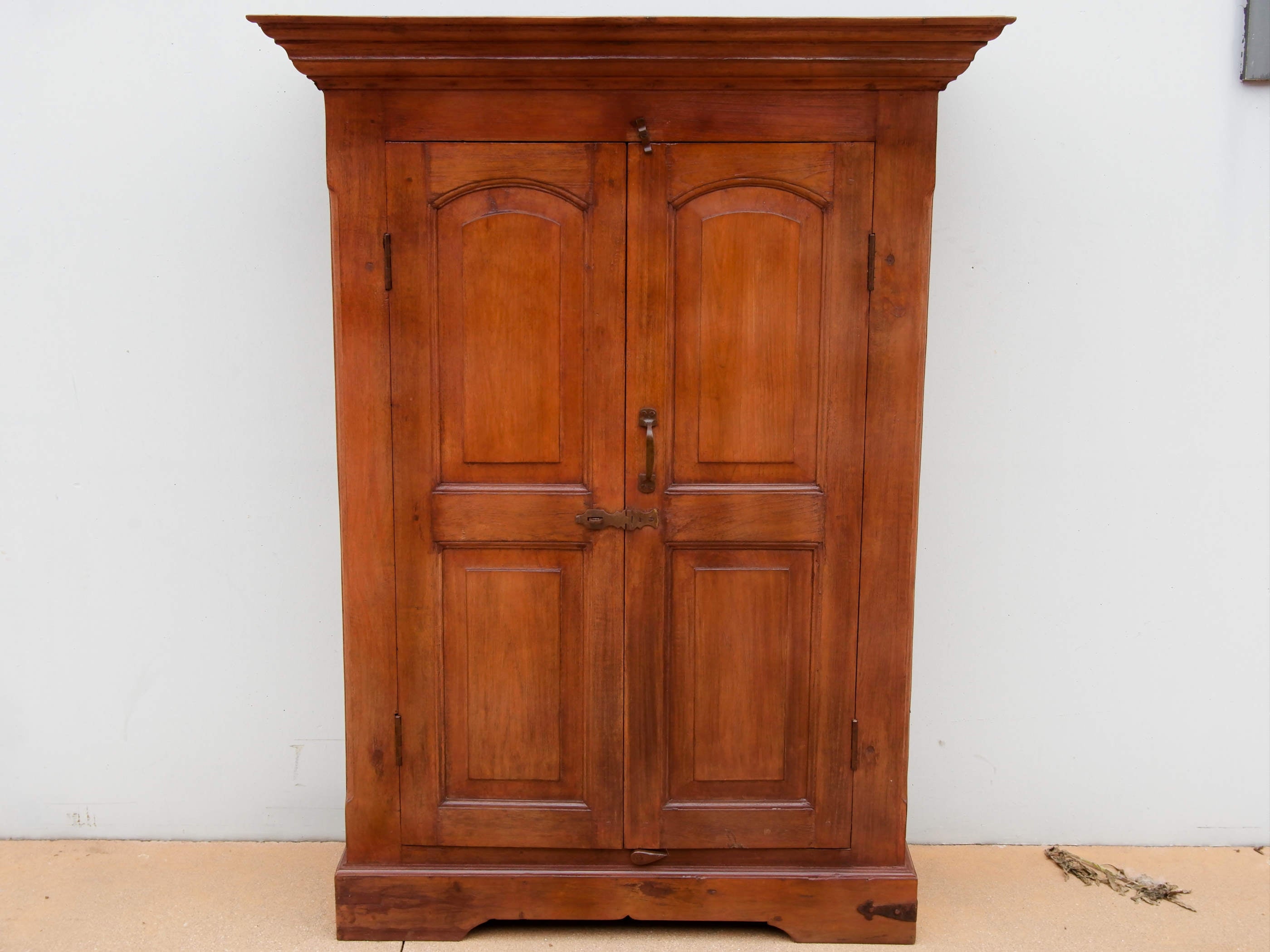 Vista d'insieme dell'armadio credenza coloniale indiano antico in teak massello.