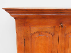 Primo piano della cornice superiore con lavorazione stondata e profilo d'epoca.