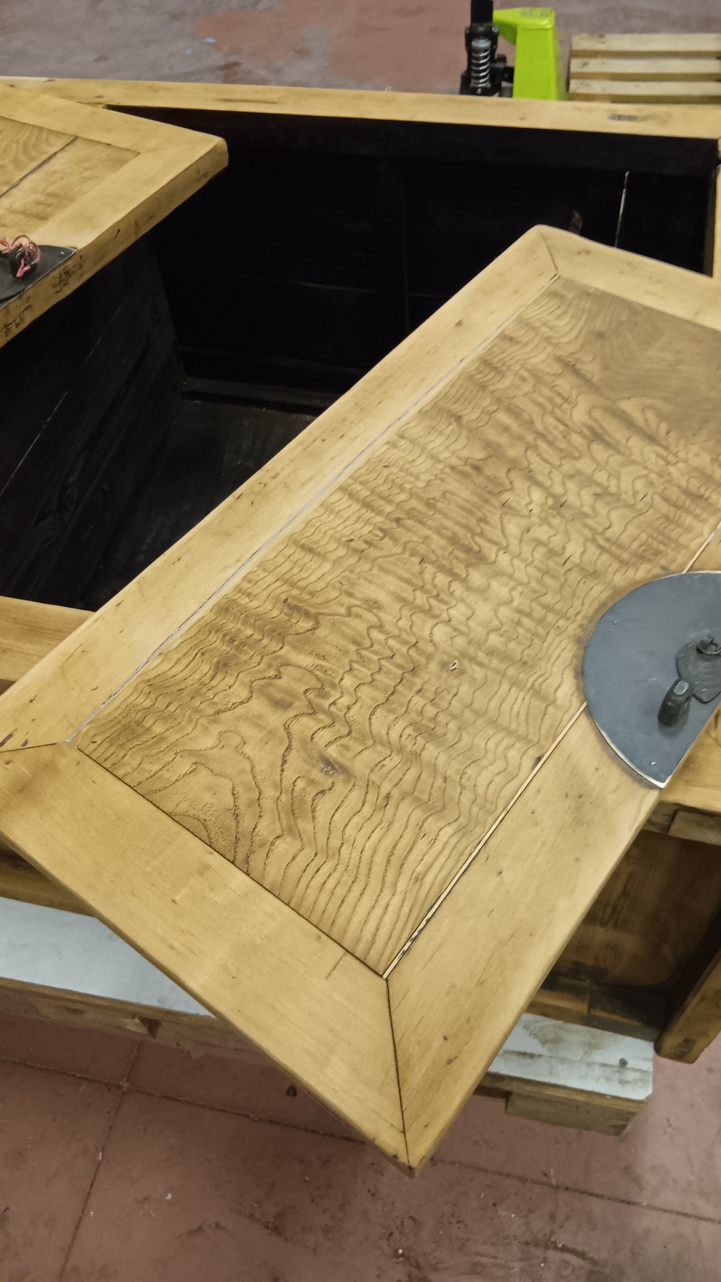 Anta dell'armadietto cinese antico, dopo il restauro.