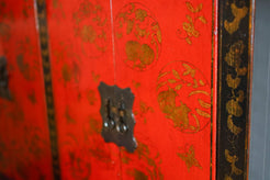 Dettaglio della pregiata laccatura rossa e nera con disegni in oro su credenza cinese antica dei primi del Novecento.