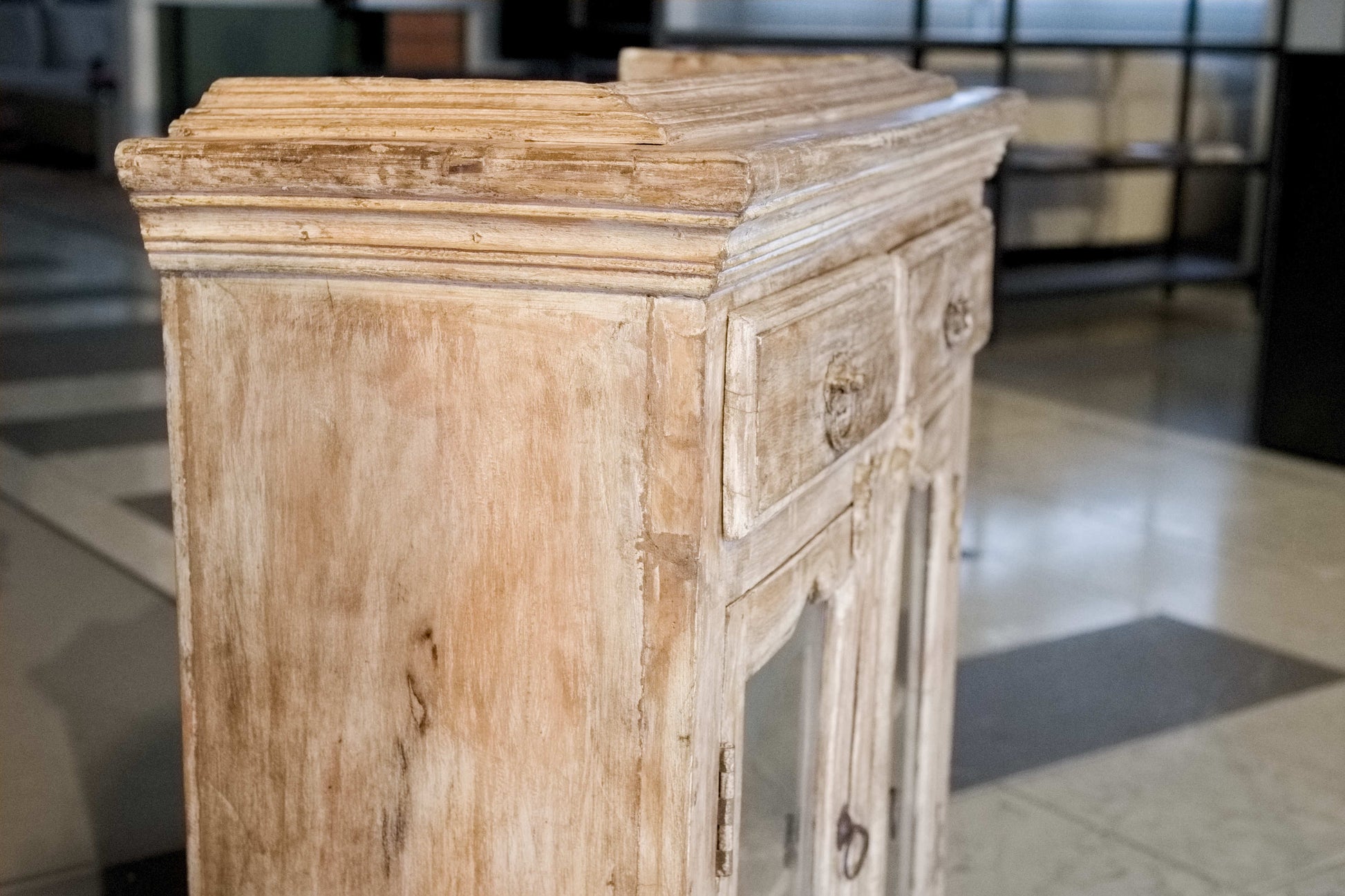 Vista laterale della credenza shabby in teak massiccio, che evidenzia la profondità ridotta e la struttura slanciata