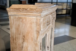Vista laterale della credenza shabby in teak massiccio, che evidenzia la profondità ridotta e la struttura slanciata