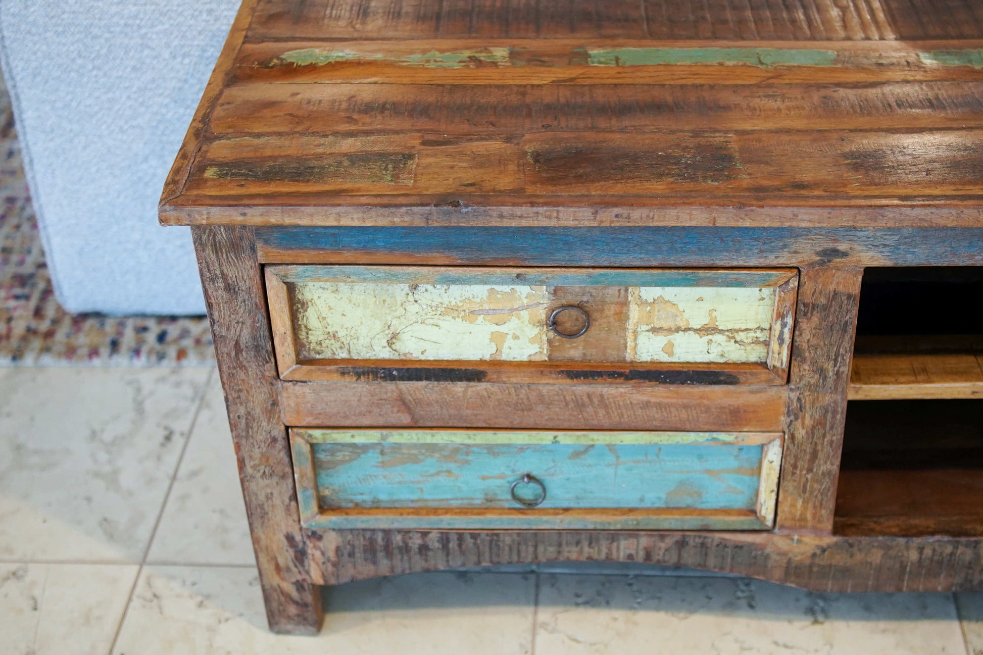 Dettaglio dei cassetti in teak massiccio ricavato da vecchi pavimenti e assi architettoniche di recupero.