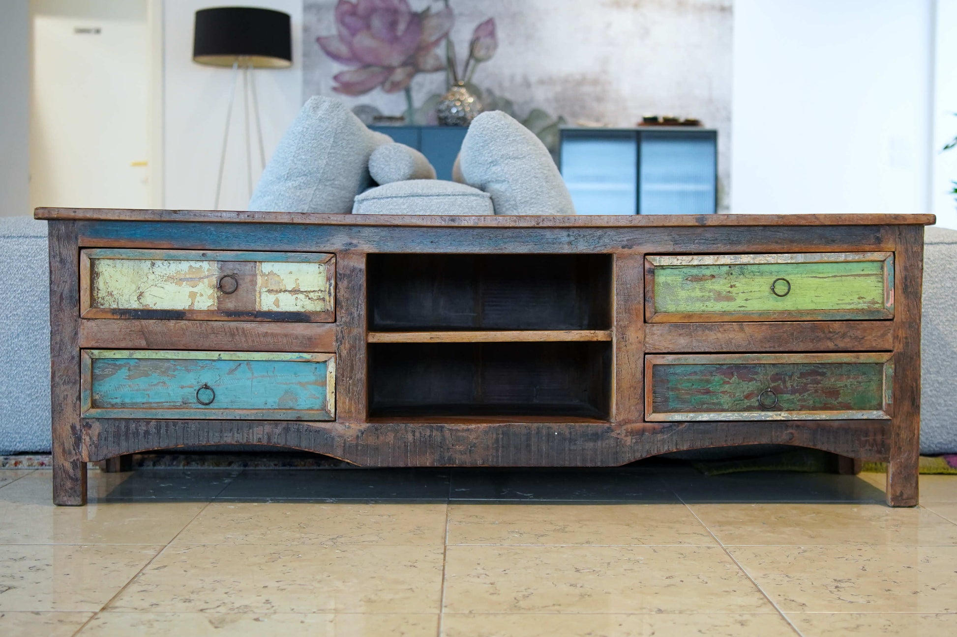 Dettaglio dei quattro cassetti in teak massiccio ricavato da vecchi pavimenti e assi architettoniche di recupero.