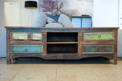 Dettaglio dei quattro cassetti in teak massiccio ricavato da vecchi pavimenti e assi architettoniche di recupero.