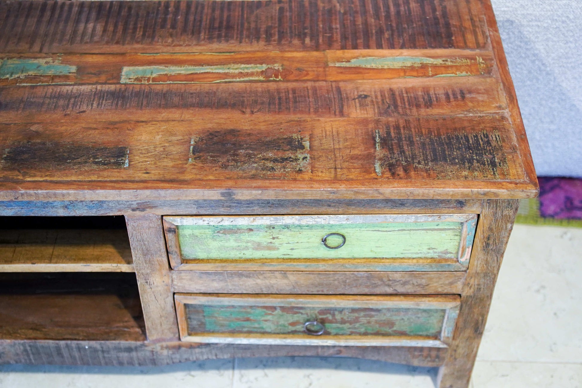 Dettaglio dei cassetti in teak massiccio ricavato da vecchi pavimenti e assi architettoniche di recupero.