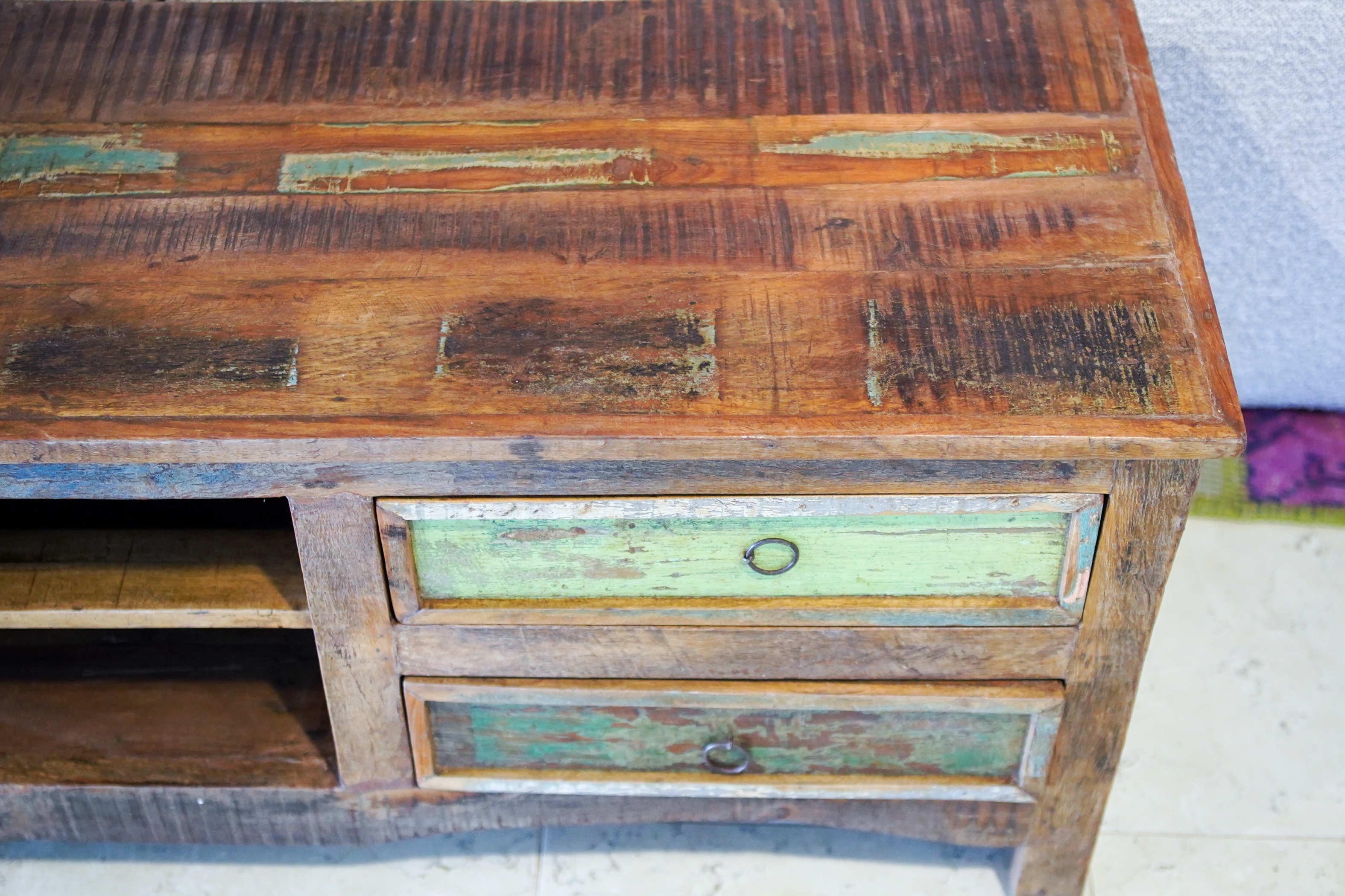 Dettaglio dei cassetti in teak massiccio ricavato da vecchi pavimenti e assi architettoniche di recupero.
