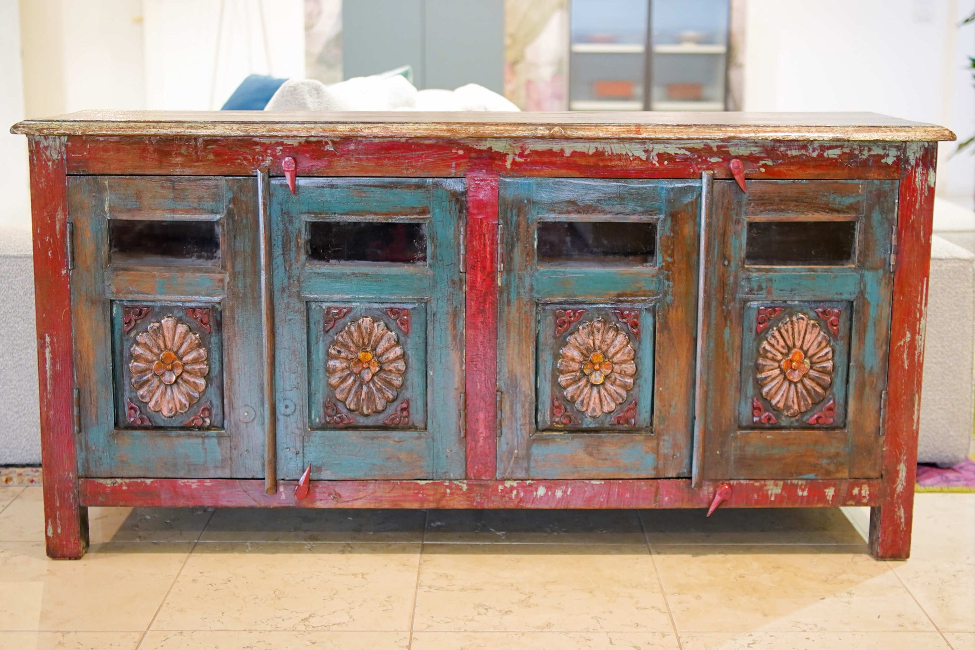 Vista d'insieme della struttura bilanciata da 150x45 h 75 cm di questa credenza bassa in stile vintage.