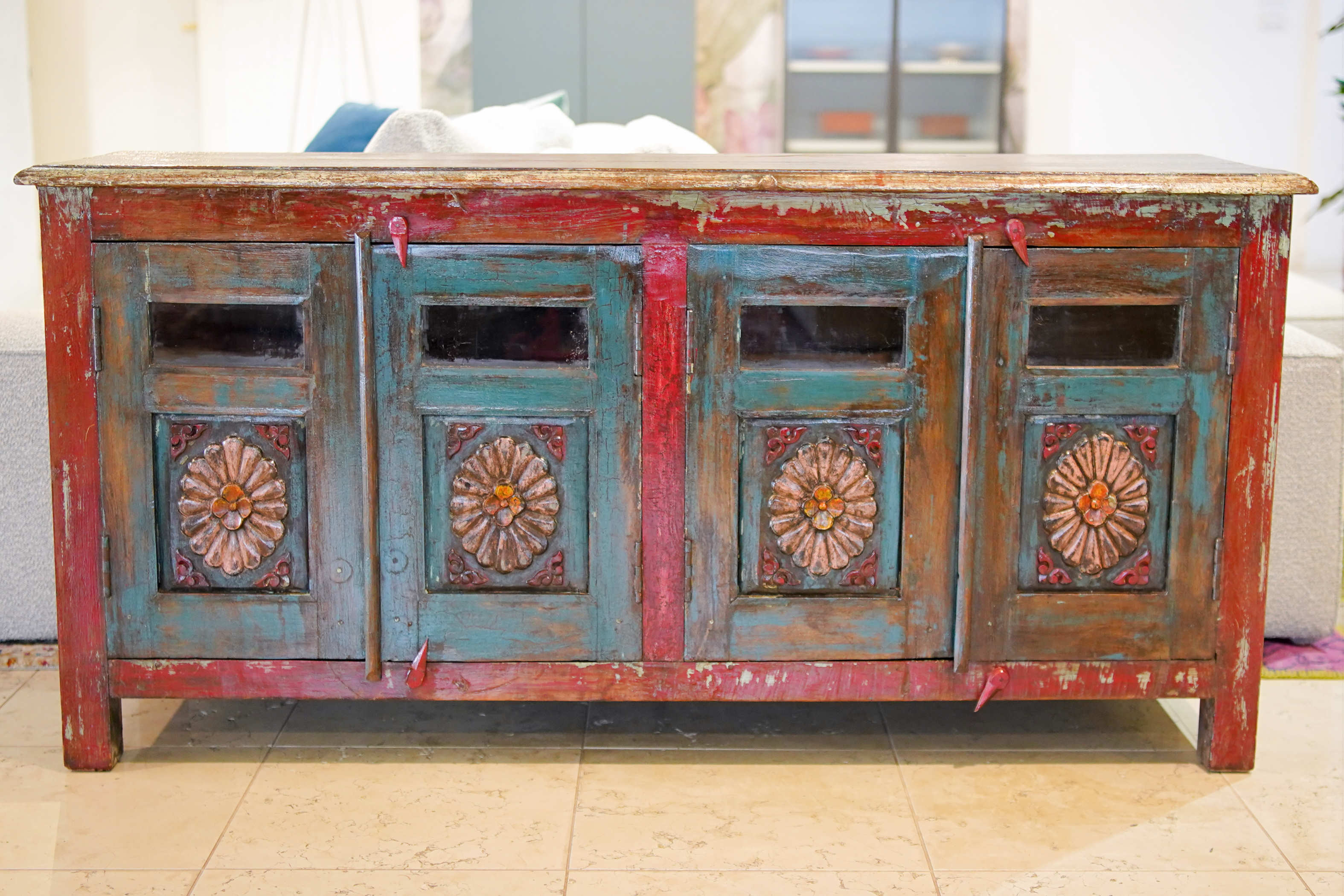 Vista d'insieme della struttura bilanciata da 150x45 h 75 cm di questa credenza bassa in stile vintage.