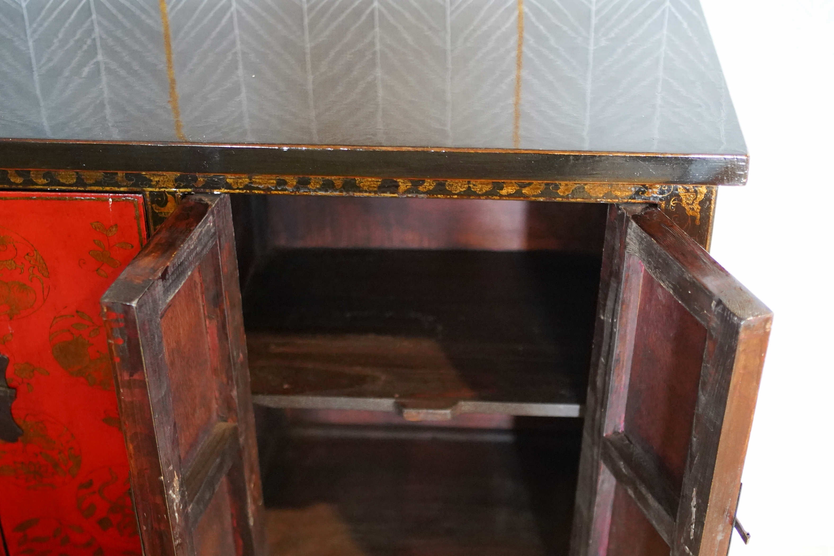 Interno della credenza cinese antica in olmo massello, ideale come elegante porta TV o mobile da soggiorno.