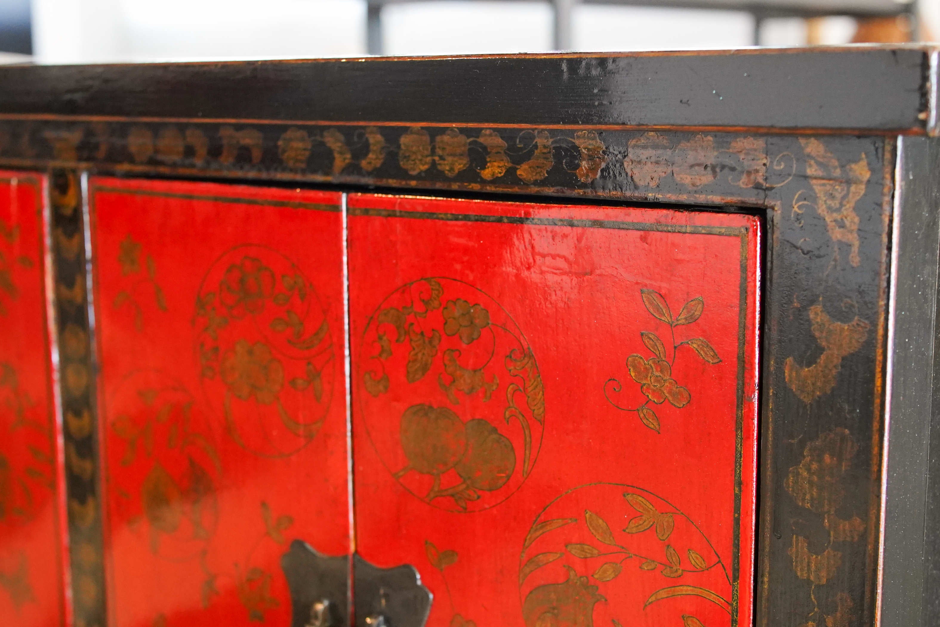 Particolare dei decori in oro tradizionali della regione dello Shanxi su fondo laccato rosso.