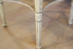 Dettaglio ravvicinato delle venature e della patina vissuta sul legno di teak antico rigenerato.