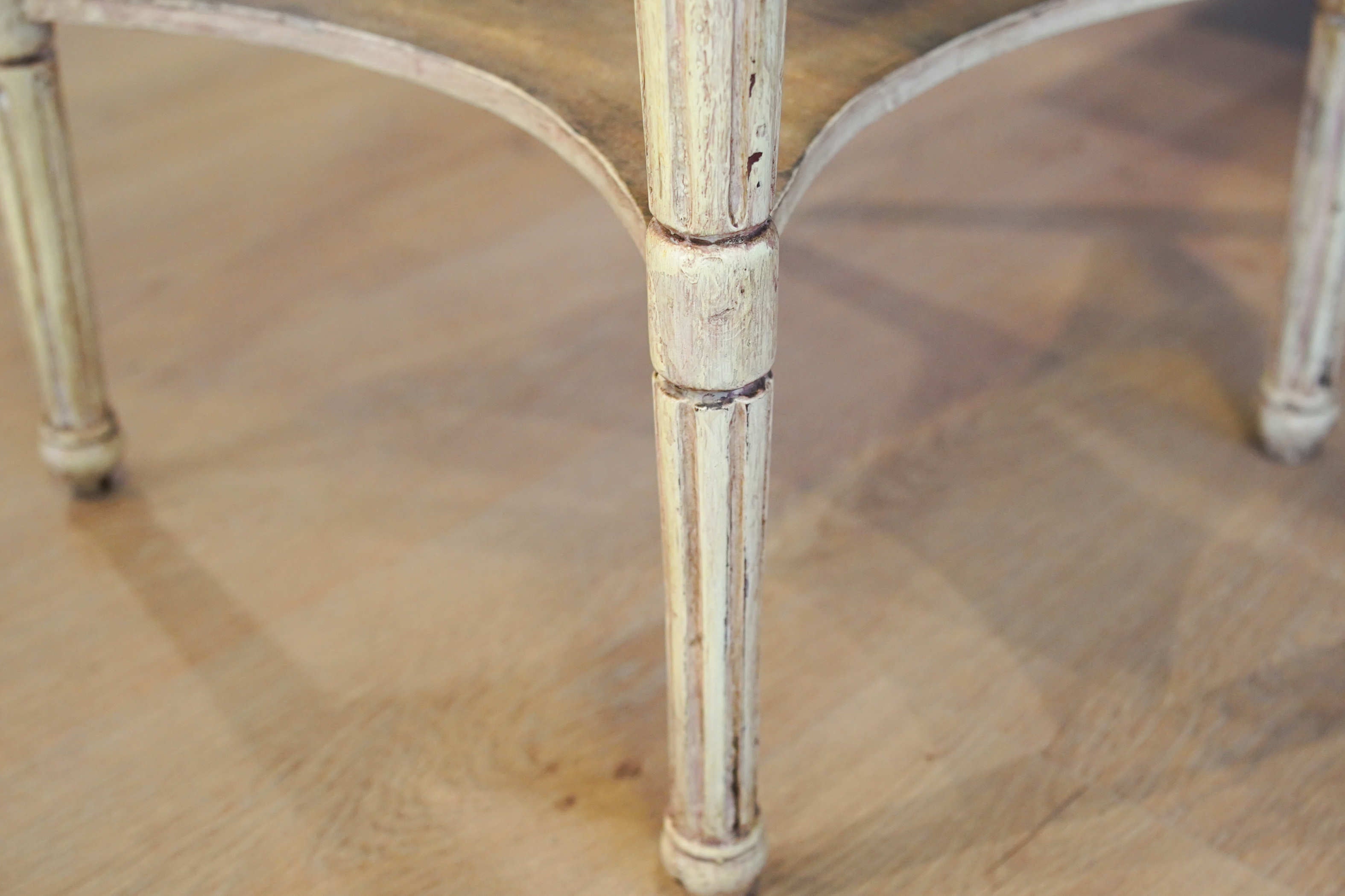 Dettaglio ravvicinato delle venature e della patina vissuta sul legno di teak antico rigenerato.