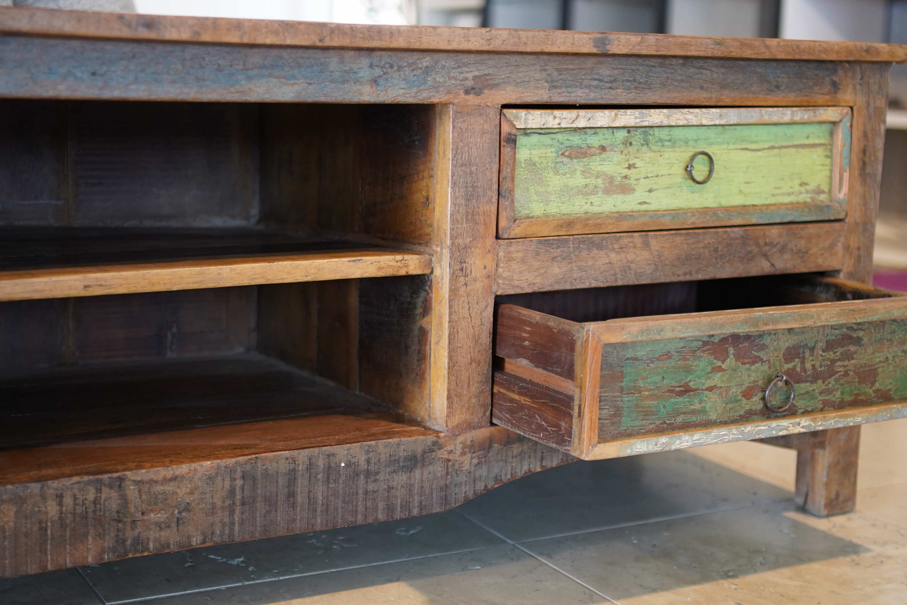 Dettaglio dell'interno dei cassetti su credenza bassa indiana dal design sostenibile e artigianale.
