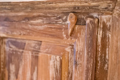 Particolare dei dettagli che esaltano il legno di recupero.