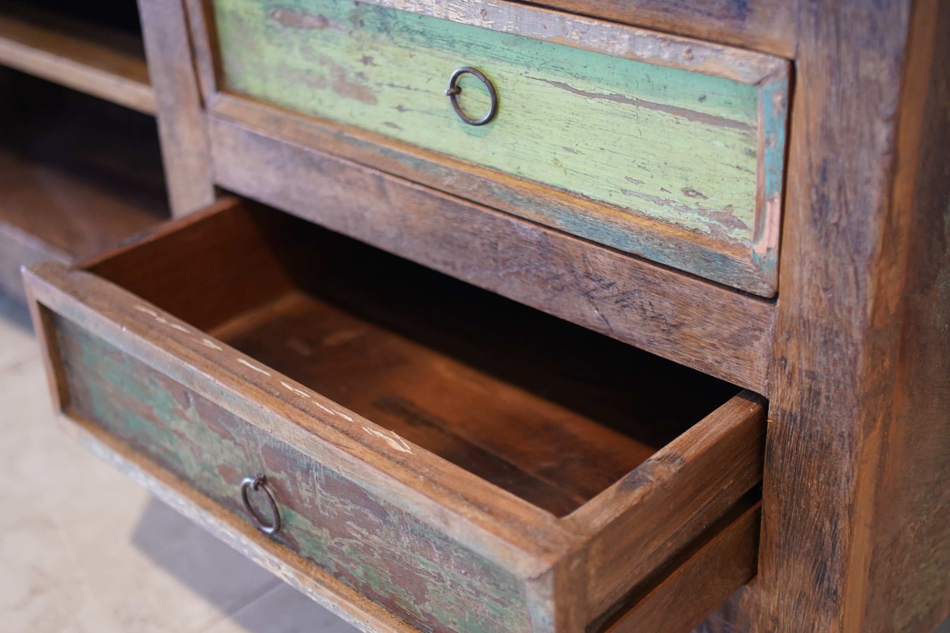 Dettaglio costruttivo dell'interno dei cassetti su credenza bassa indiana dal design sostenibile e artigianale.