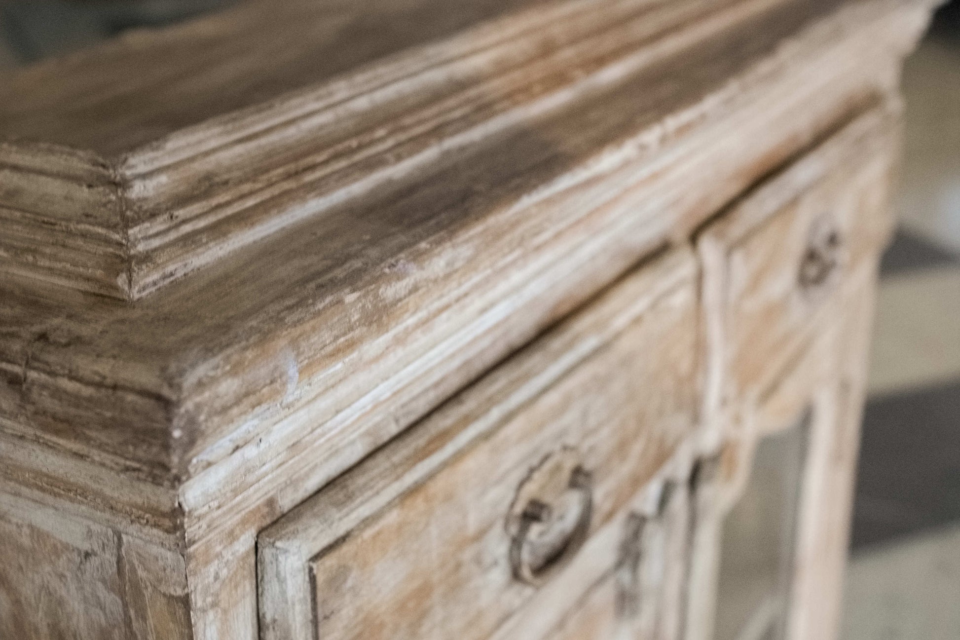 Vista d'insieme della proporzione bilanciata da 90x35 h 100 cm di questo mobile shabby chic fatto a mano.