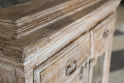 Vista d'insieme della proporzione bilanciata da 90x35 h 100 cm di questo mobile shabby chic fatto a mano.