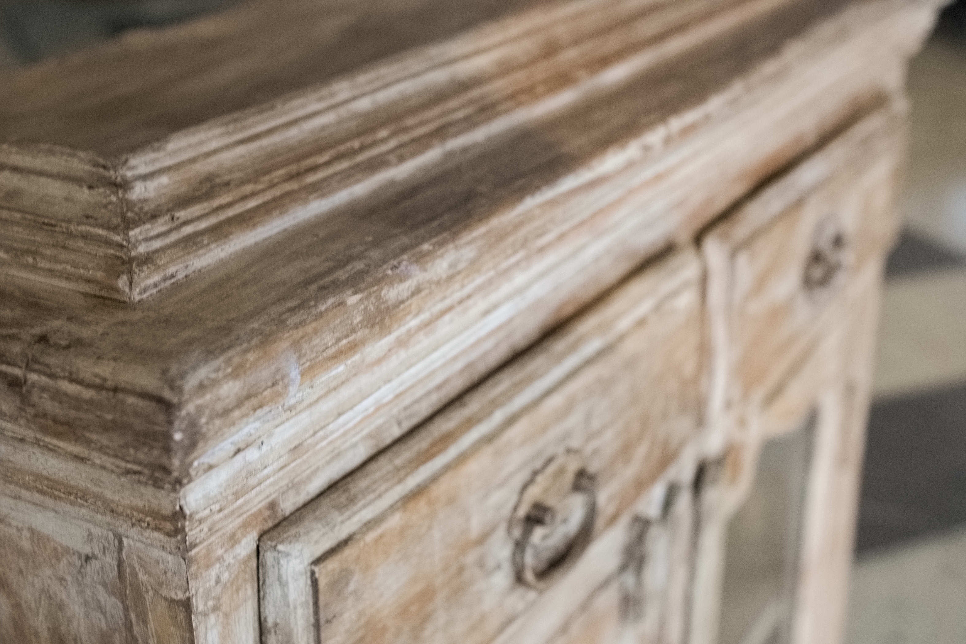 Vista d'insieme della proporzione bilanciata da 90x35 h 100 cm di questo mobile shabby chic fatto a mano.