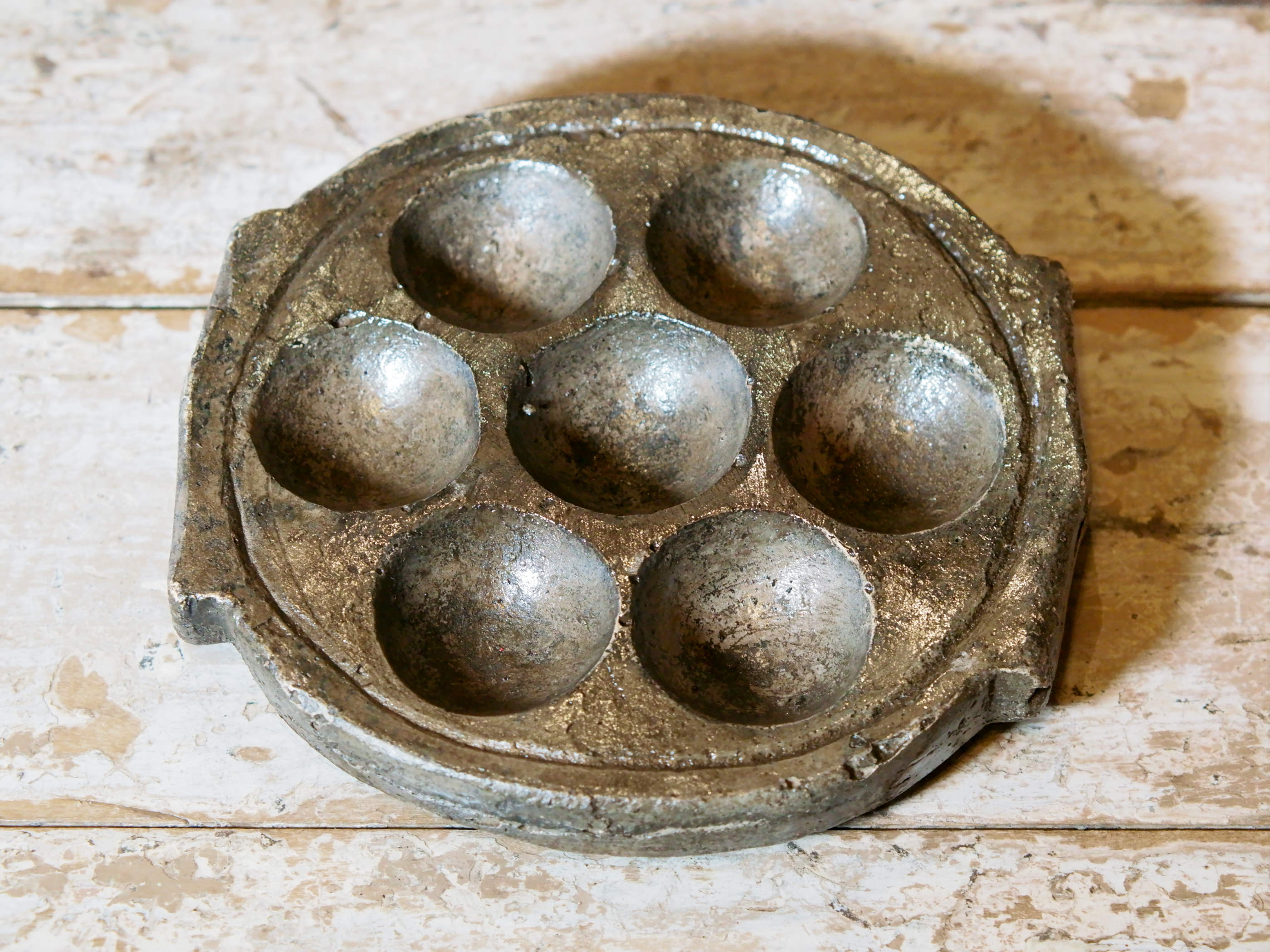 vecchio piatto, pentola indiana per cucinare dolce di riso e panificati. questo piatto (ancora utilizzabile come piatto da cottura) ora si può usare come oggetto ornamentale.dimensioni misure 20x18 cm, altezza 2 cm, peso 972 gr 