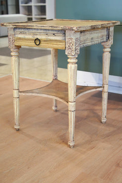 Dettaglio del comodino indiano a 1 cassetto in legno di teak 