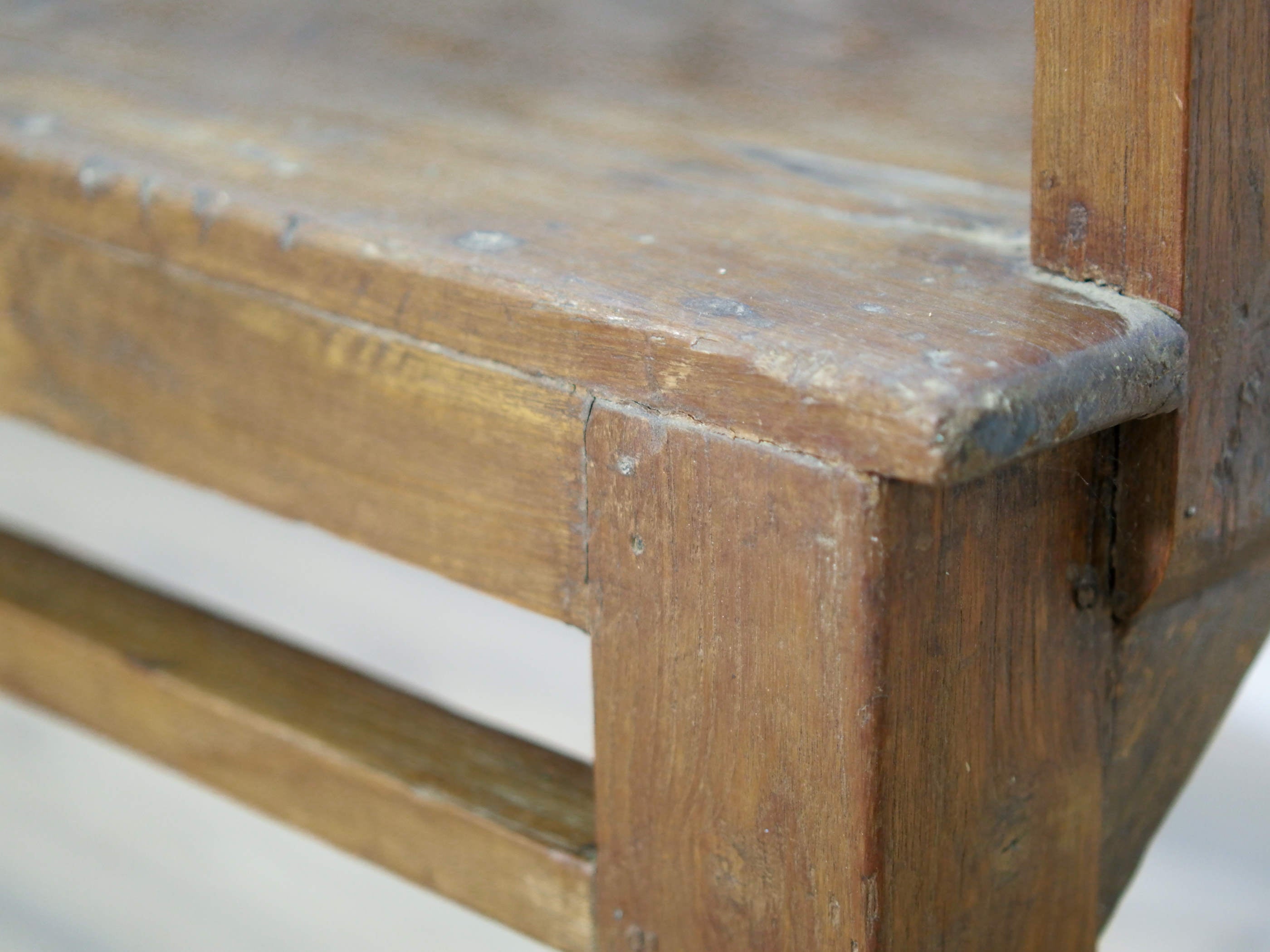 Particolare della seduta in legno di teak massiccio con venature naturali a vista.