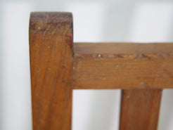 Primo piano della patina originale e della finitura naturale del teak risalente ai primi del '900.