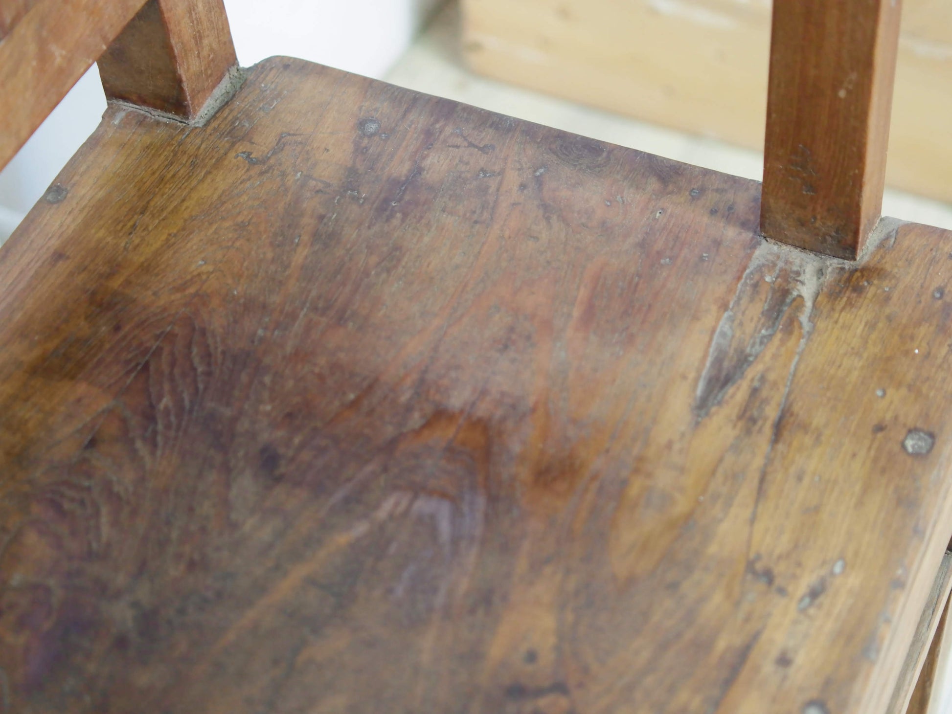 Particolare della seduta in legno di teak massiccio con venature naturali a vista.