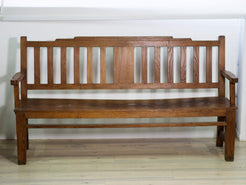 Vista frontale della panca coloniale indiana antica in legno massiccio di teak.