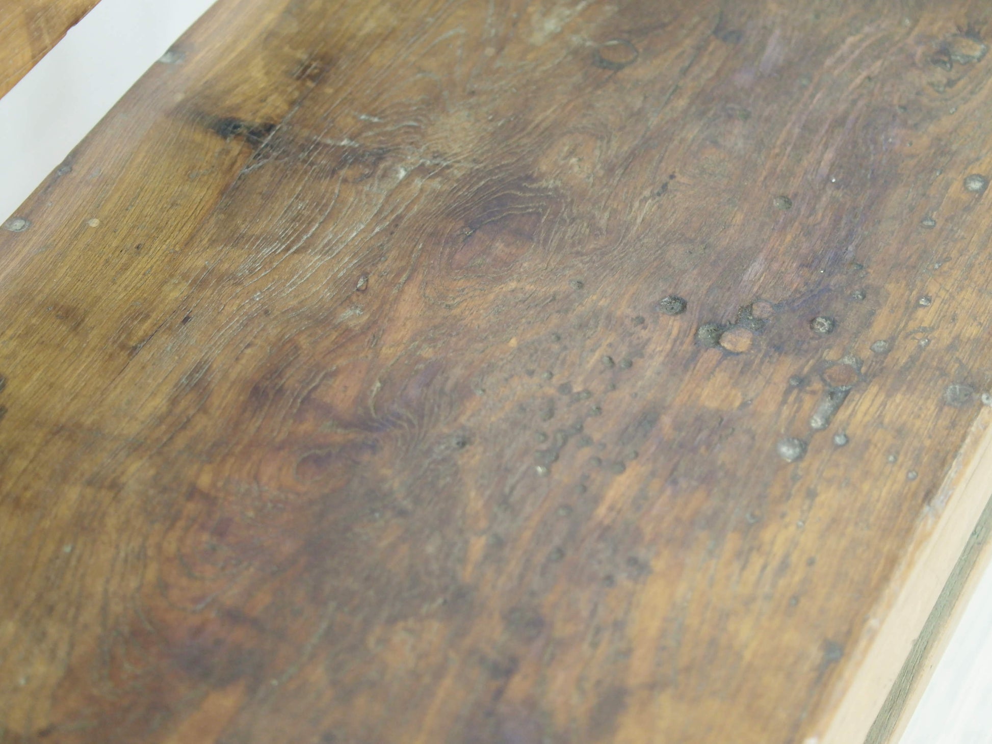 Particolare della seduta in legno di teak massiccio con venature naturali a vista.