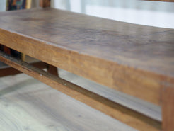 Particolare della seduta in legno di teak massiccio con venature naturali a vista.