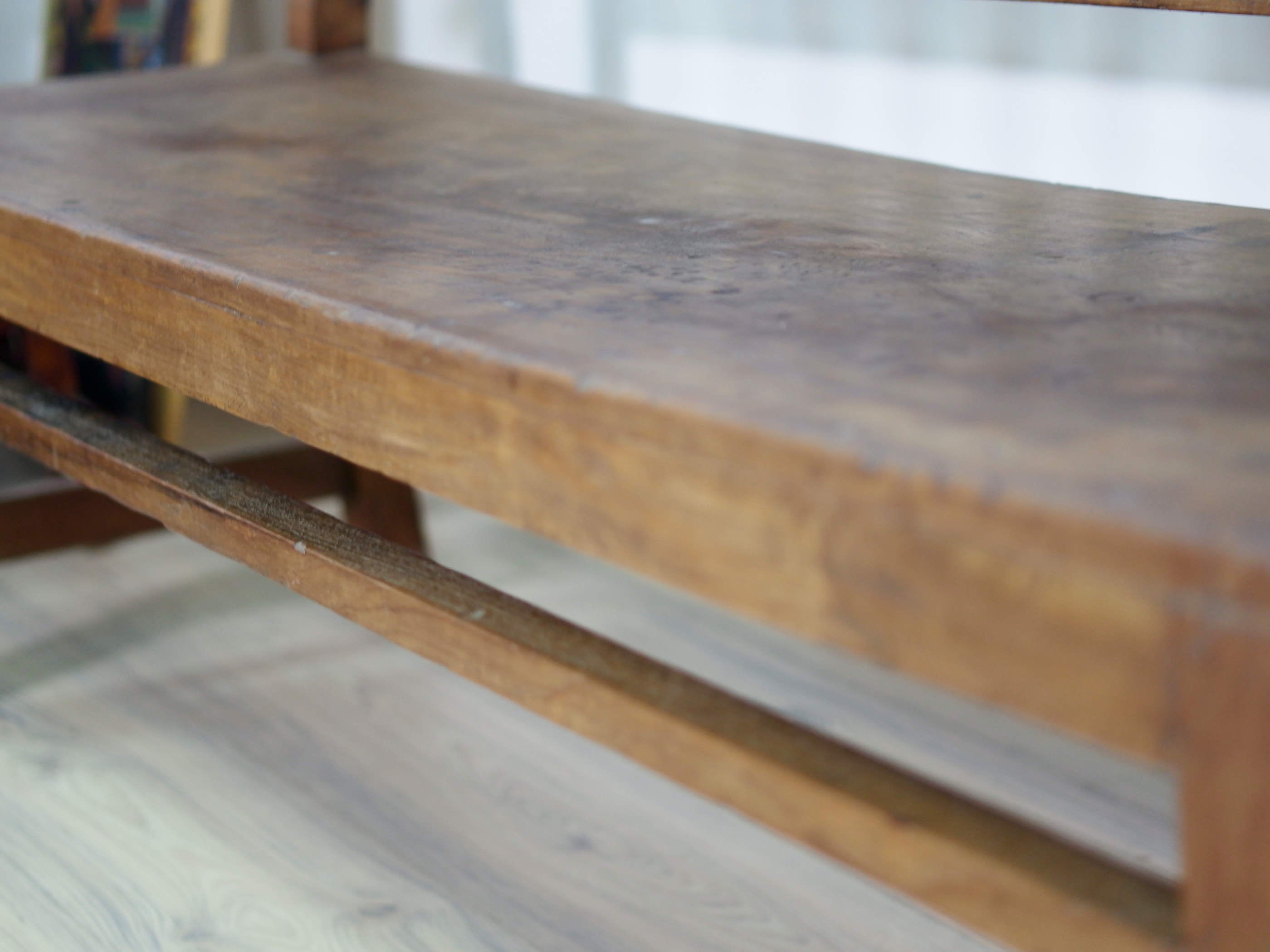 Particolare della seduta in legno di teak massiccio con venature naturali a vista.