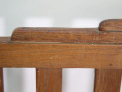 Primo piano della patina originale e della finitura naturale del teak risalente ai primi del '900.